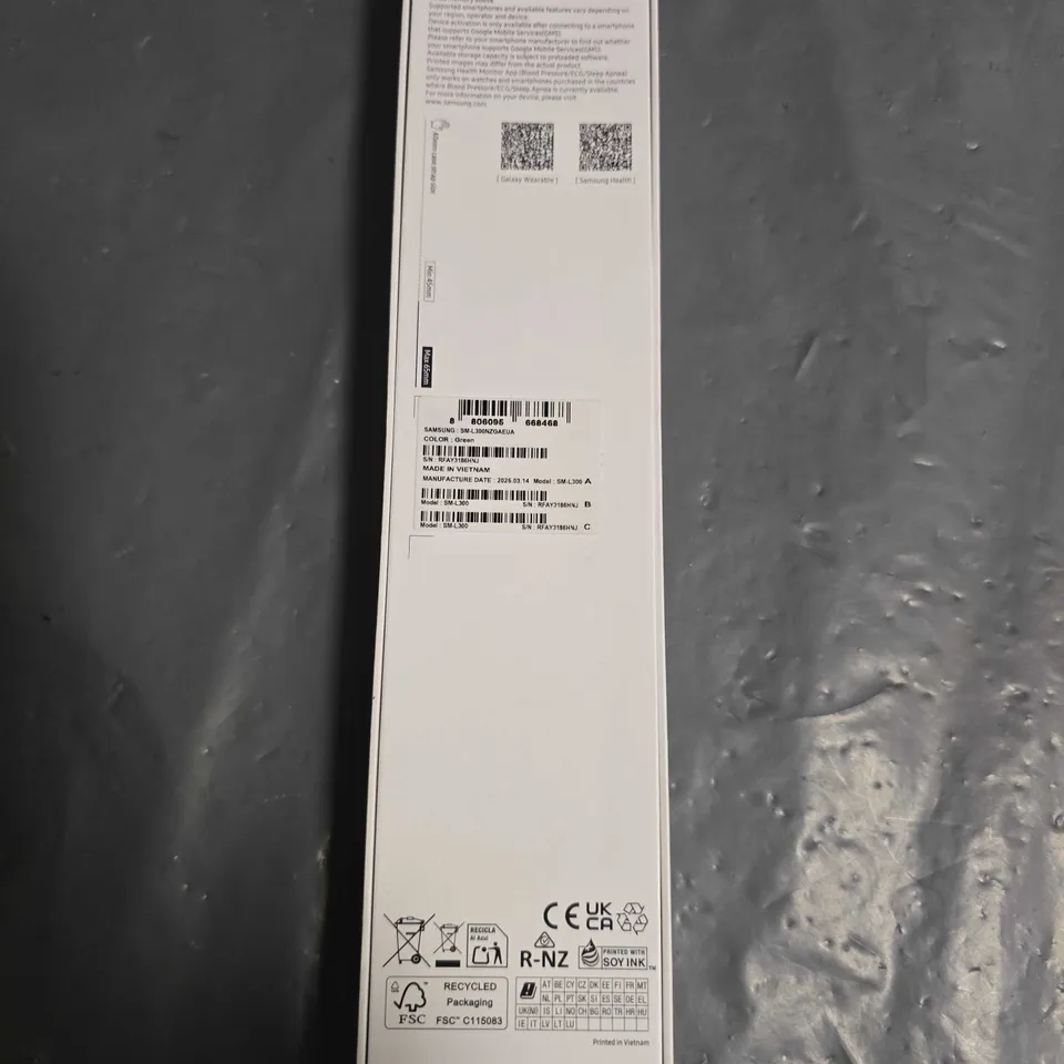 SEALED SAMSUNG GALAXY WATCH 7 IN GREEN - SM-L300NZGAEUA
