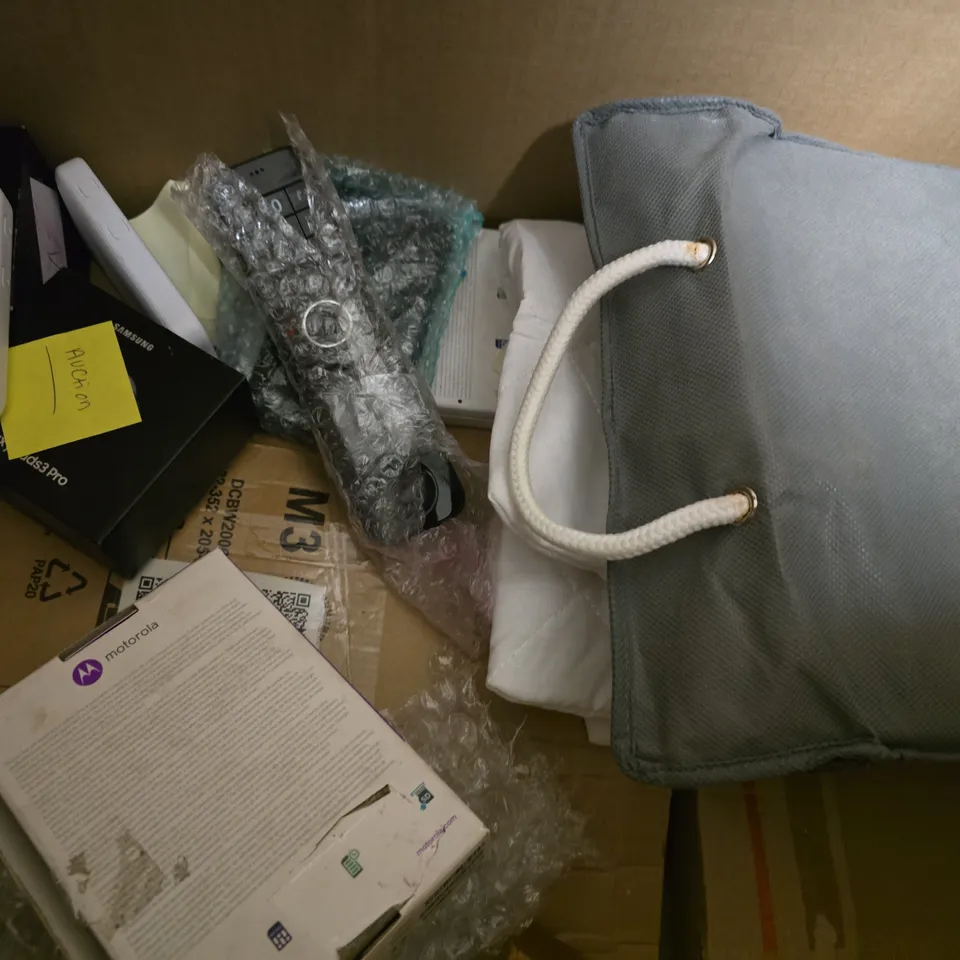 BOX OF APPROXIMATELY 8 ASSORTED ITEMS TO INCLUDE STEELSERIES ARCTIS 9X GAMING HEADSET, ETC