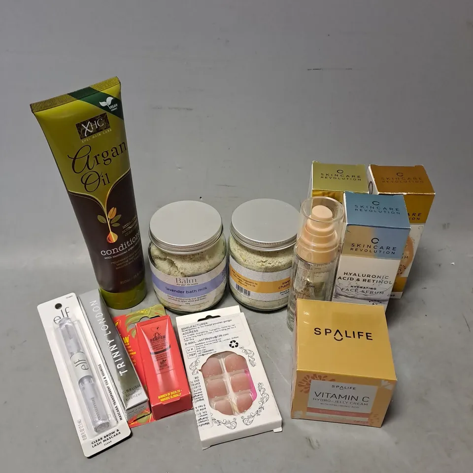 APPROXIMATELY 20 ASSORTED COSMETIC ITEMS TO INCLUDE - SKINCARE REVOLUTION HYDRATING FACE SERUM - SPALIFE VITAMIN C HYDRO-JELLY CREAM - TRINNY LONDON T-BRUSH - ETC