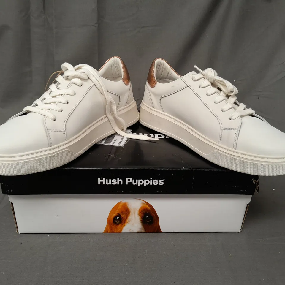BOXED PAIR OF HUSH PUPPIES LEATHER TRAINERS IN WHITE SIZE 7