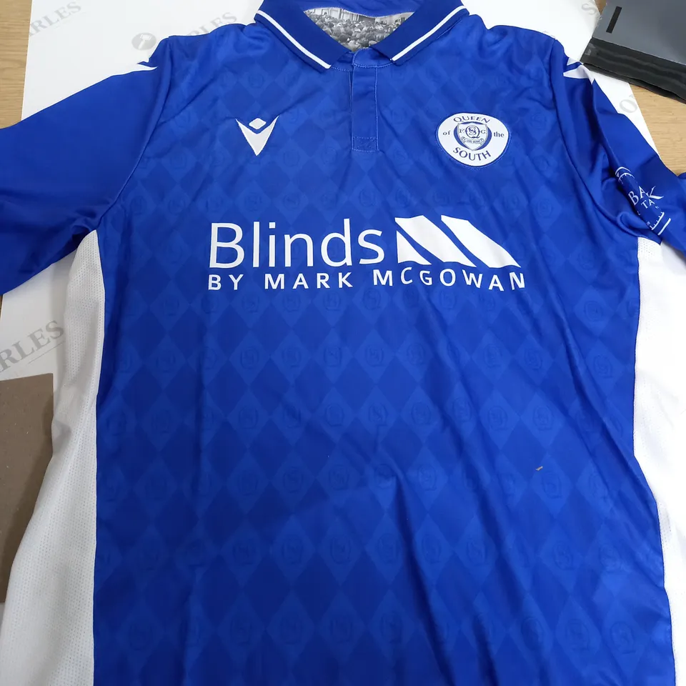 LARGE QUANTITY OF CLOTHING ITEMS TO INCLUDE , SWEATERS, JEANS, T-SHIRTS, ETC