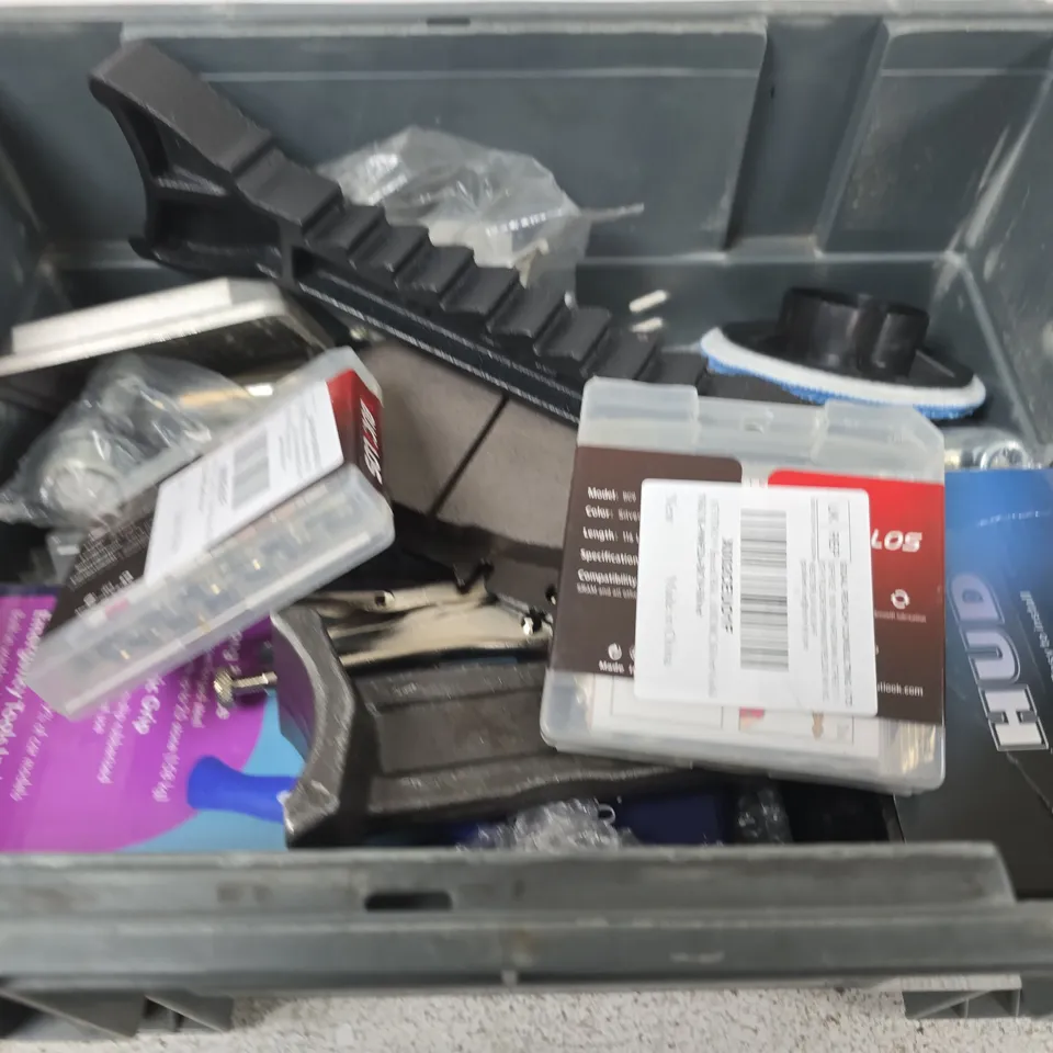 APPROXIMATELY 10 ASSORTED VEHICLE PARTS AND ACCESSORIES