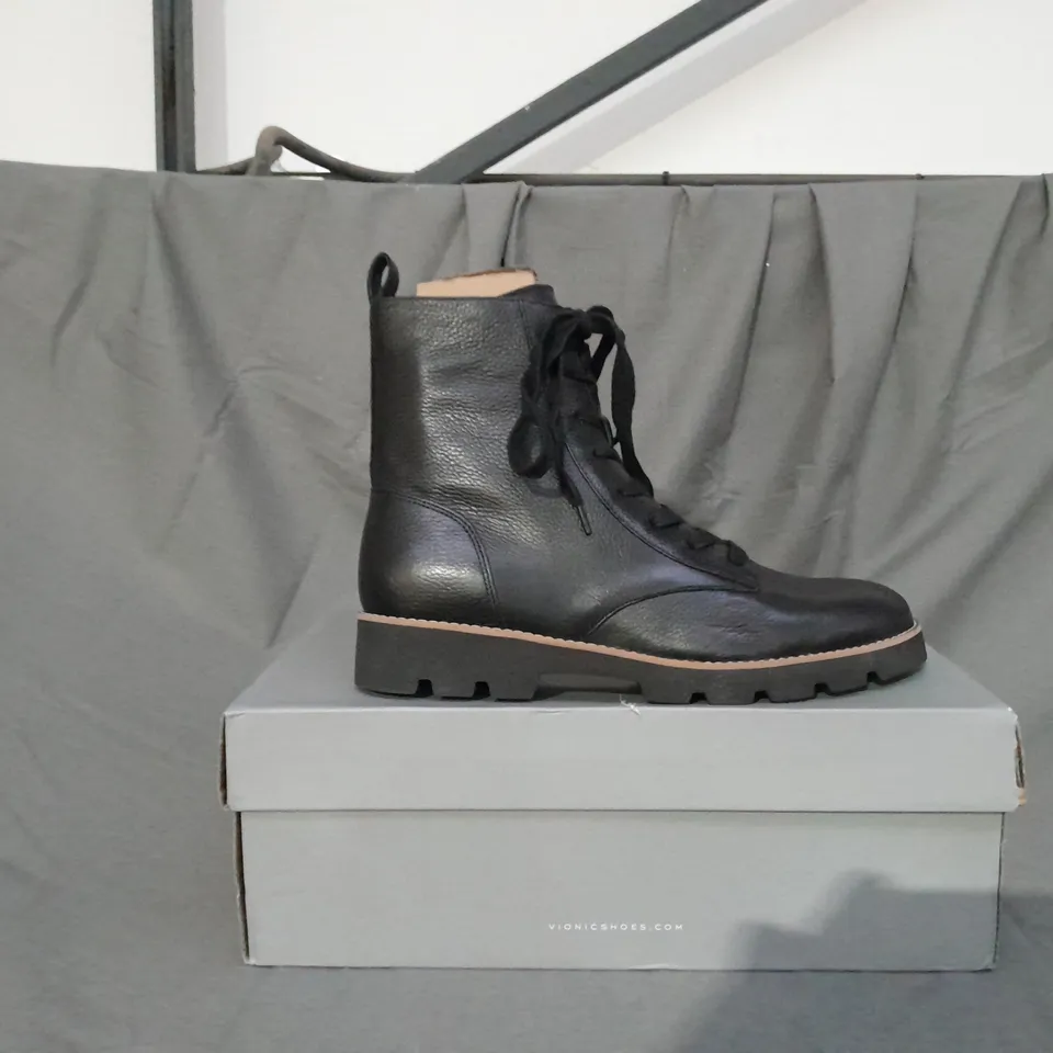BOXED PAIR OF VIONIC LANI LACE BOOTS BLACK SIZE 7
