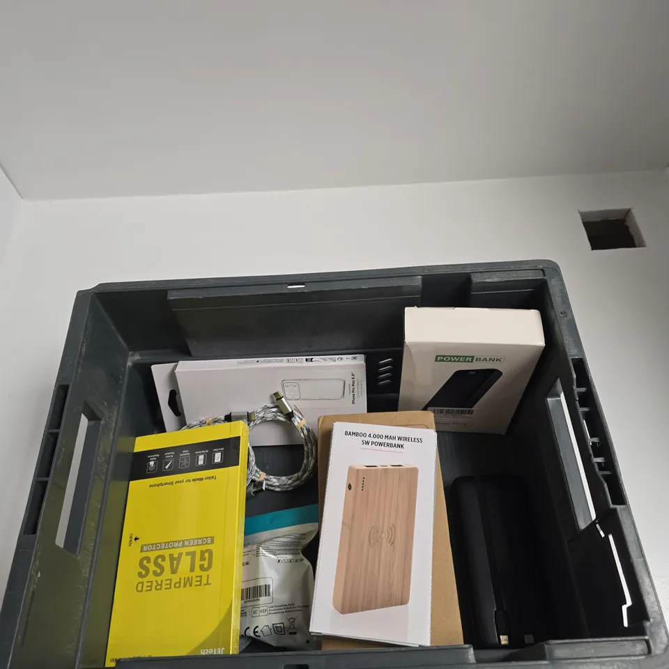 TOTE OF APPROXIMATLEY 10 PHONE ACCESSORIES INCLUDING 27,000MAH POWER BANK, BAMBOO 4,000 MAH WIRELESS 5W POWERBANK AND JTECH TEMPERED GLASS SCREEN PROTECTOR