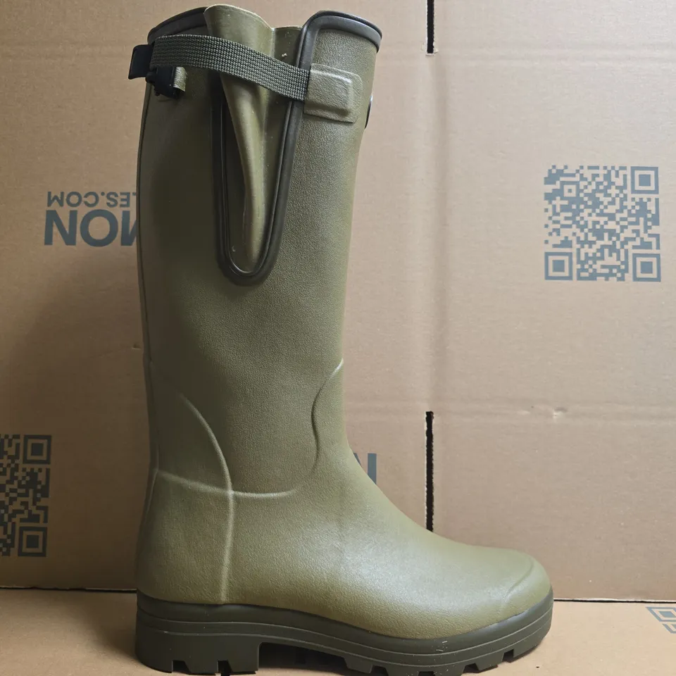 BOXED PAIR OF LE CHAMEAU 1927 VIERZON WELLINGTON BOOTS IN OLIVE SIZE UK 11
