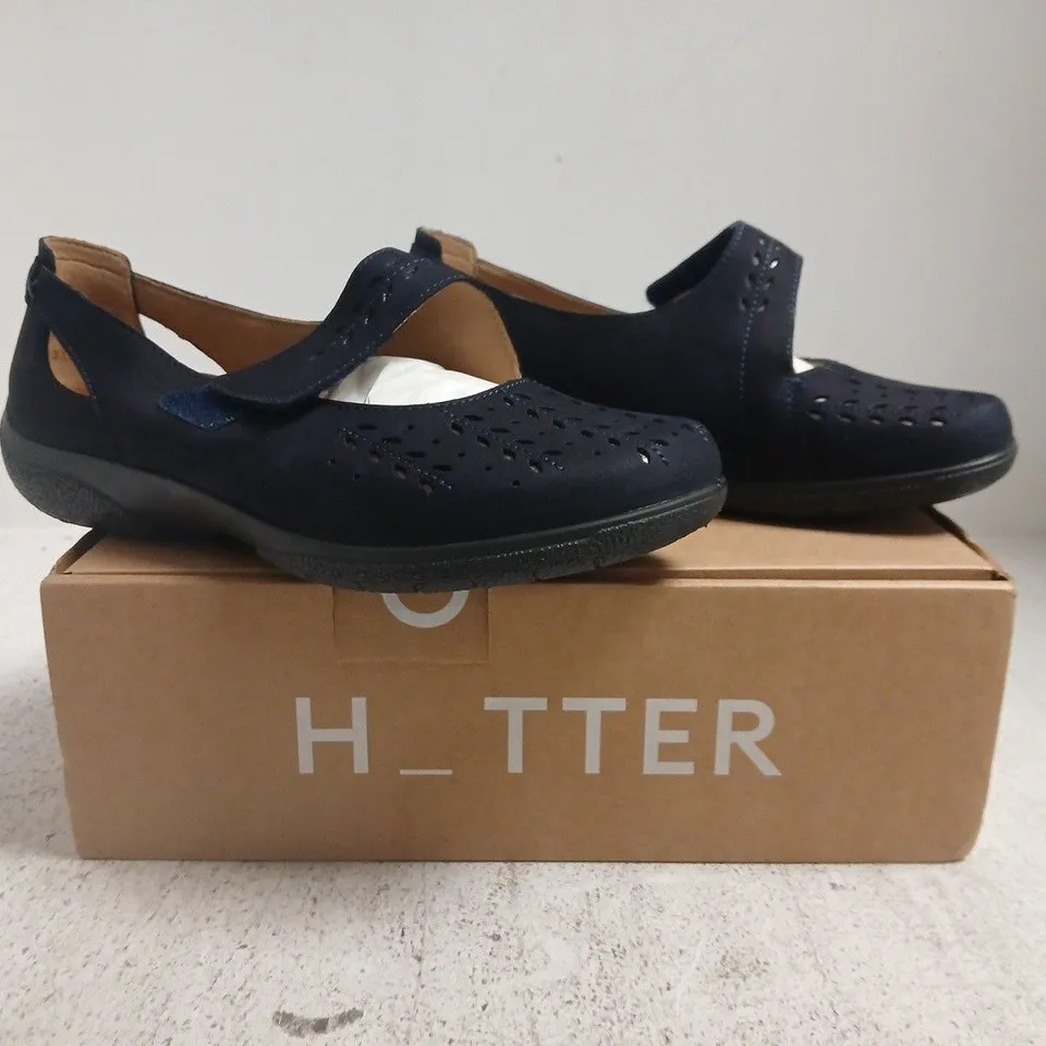 BOXED PAIR OF HOTTER DAPHNE WIDE SHOES IN NAVY SIZE UK 7