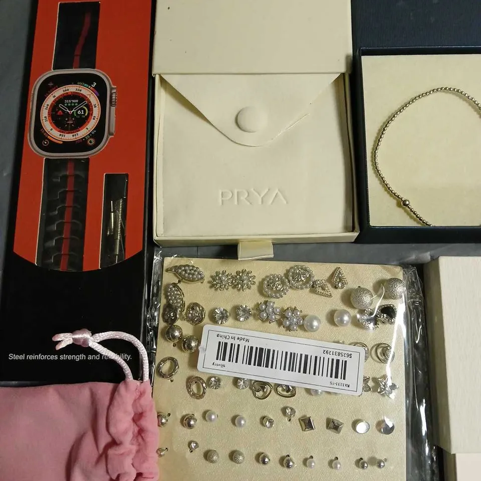 LOT OF ASSORTED JEWELLERY ITEMS TO INCLUDE RINGS, NECKLACES AND BRACELETS