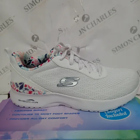 BOXED PAIR OF WHITE SKETCH-AIR TRAINERS SIZE 6