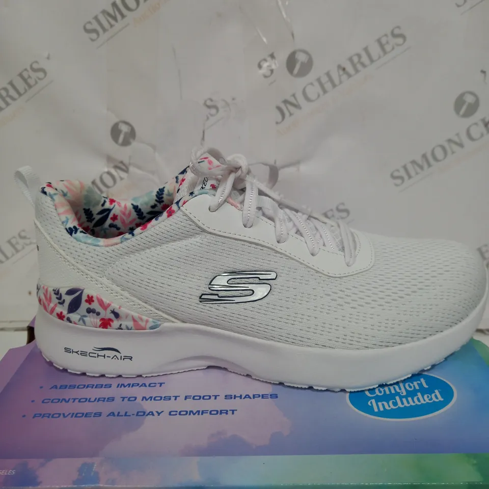 BOXED PAIR OF WHITE SKETCH-AIR TRAINERS SIZE 6