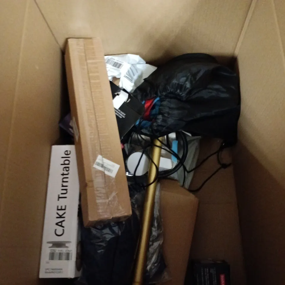 BOX OF APPROXIMATELY 10 ASSORTED ITEMS TO INCLUDE: LAVA LAMP AND FLASK