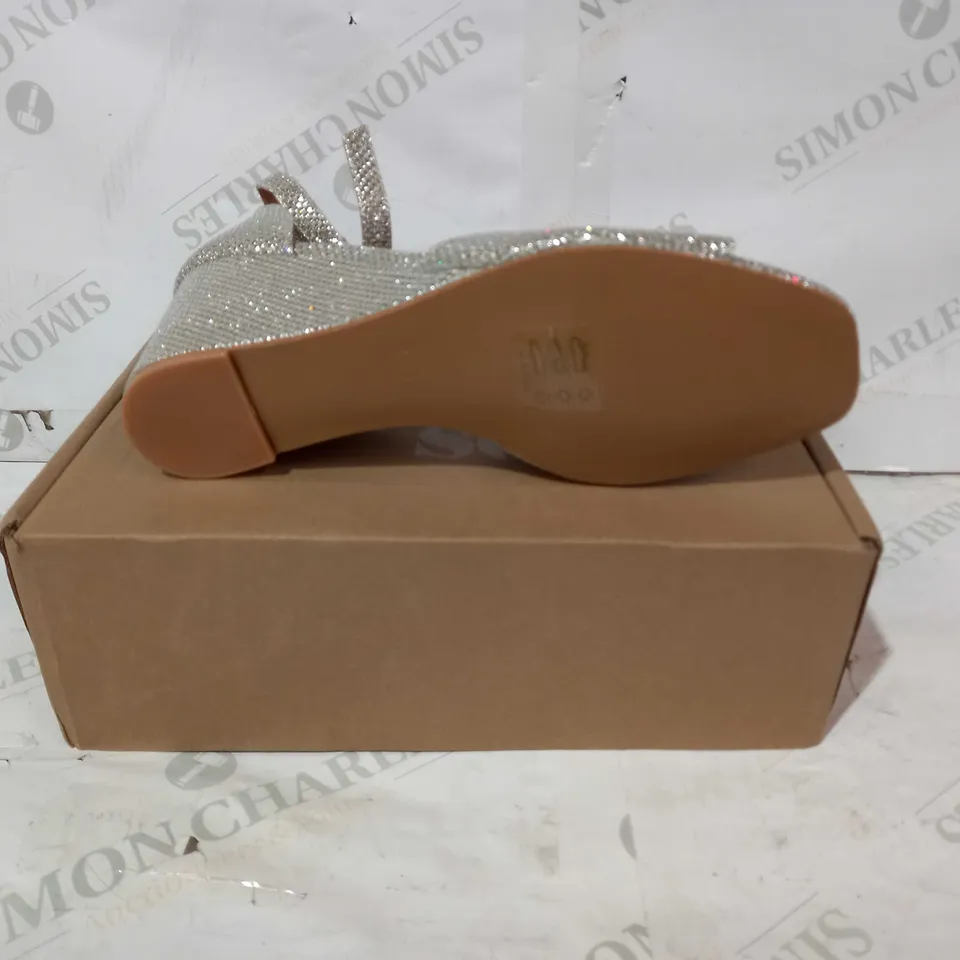 BOXED PAIR OF GOOD FOR THE SOLE WEDGE SANDALS IN SILVER W. GLITTER EFFECT UK SIZE 8