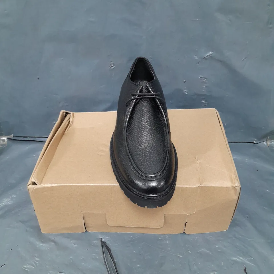 BOXED PAIR OF MOSS HACKNEY BLACK GRAIN SHOES - 8