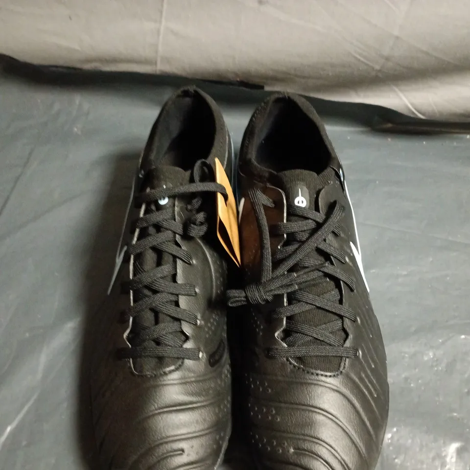 UNBOXED PAIR OF NIKE TRAINERS - UK SIZE 9.5