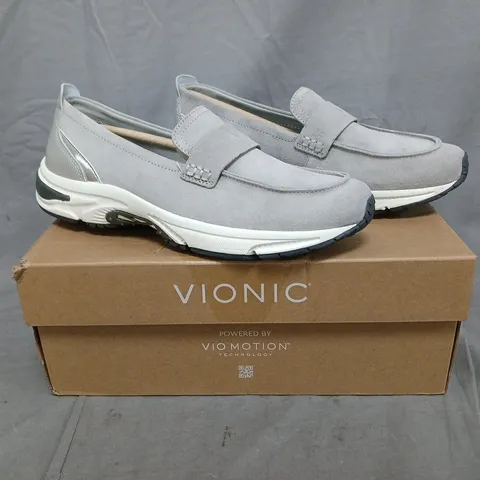 BOXED PAIR OF VIONIC 23 WALK LOAFERS IN PALOMA GREY/SILVER SIZE 7