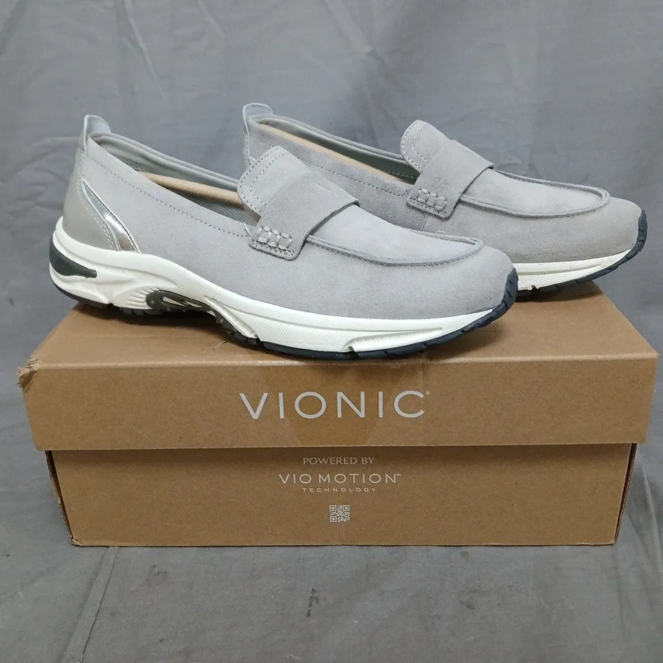 BOXED PAIR OF VIONIC 23 WALK LOAFERS IN PALOMA GREY/SILVER SIZE 7