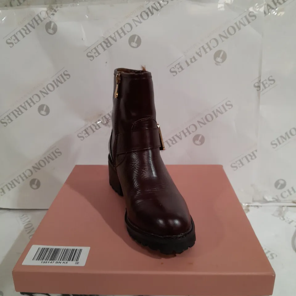 BOXED PAIR OF MODA IN PELLE CORNELIA BROWN LEATHER BOOTS SIZE 5