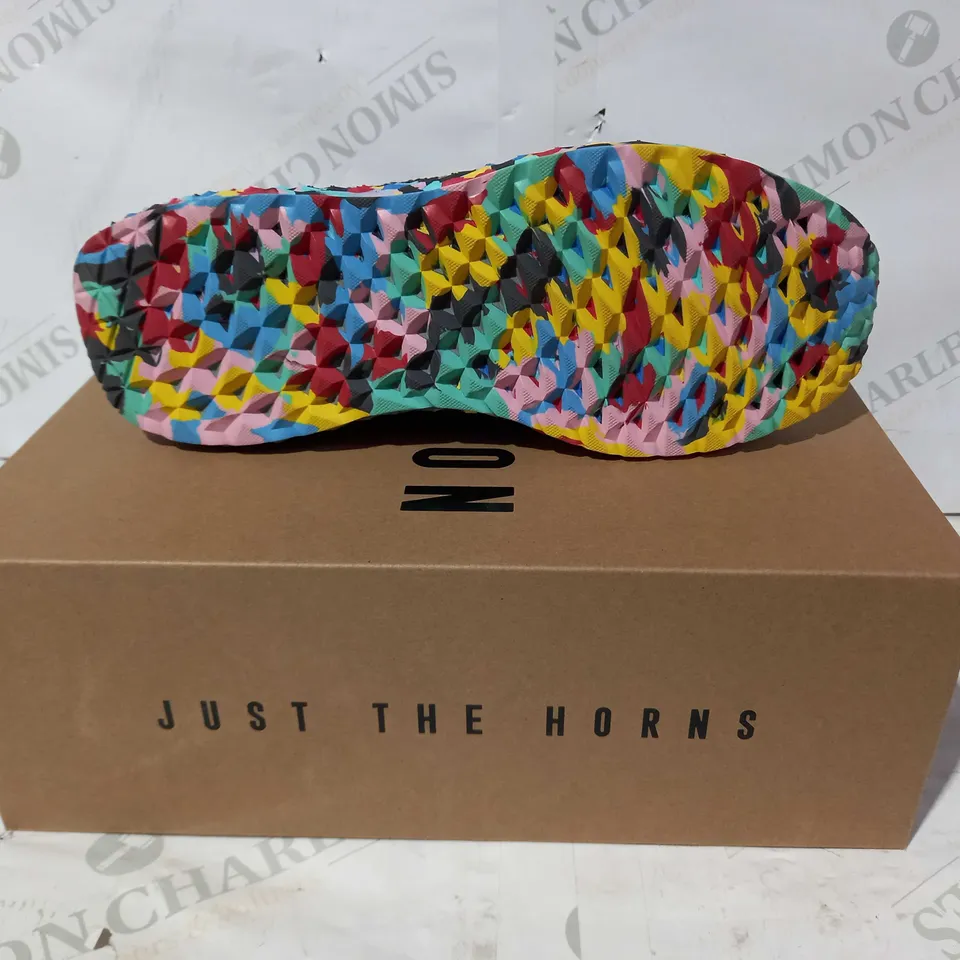 BOXED PAIR OF NOBULL DIAMOND KNIT RUNNER TRAINERS IN BLACK/MULTICOLOUR UK SIZE 6