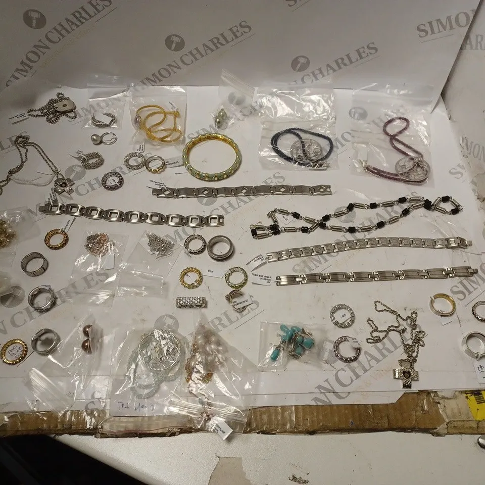 APPROXIMATELY 20 PIECES OF JEWELLERY TO INCLUDE RINGS, BRACELETS, AND NECKLACES ETC. 