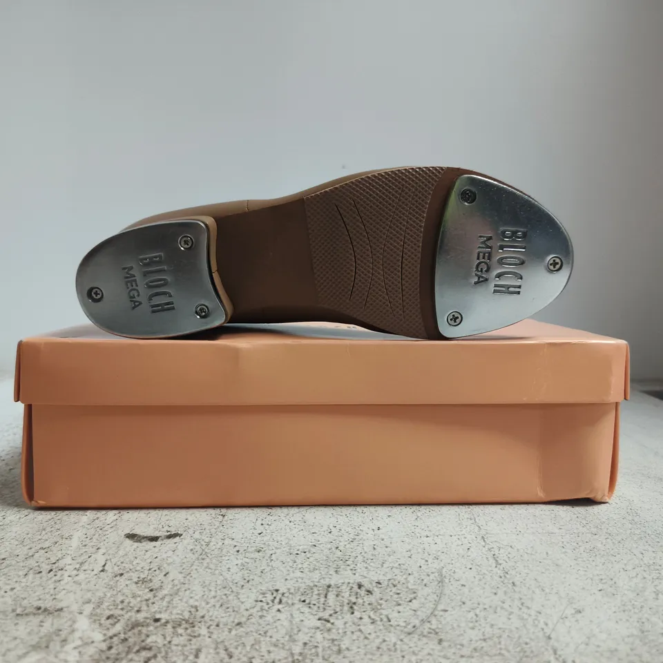 BOXED PAIR OF BLOCH JAZZ LACE UP TAP SHOES IN TAN SIZE 7.5