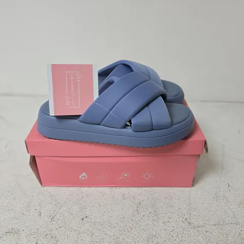 BOXED PAIR OF DR LIGHTFOOT MIA SHOES IN PALE BLUE - UK 7