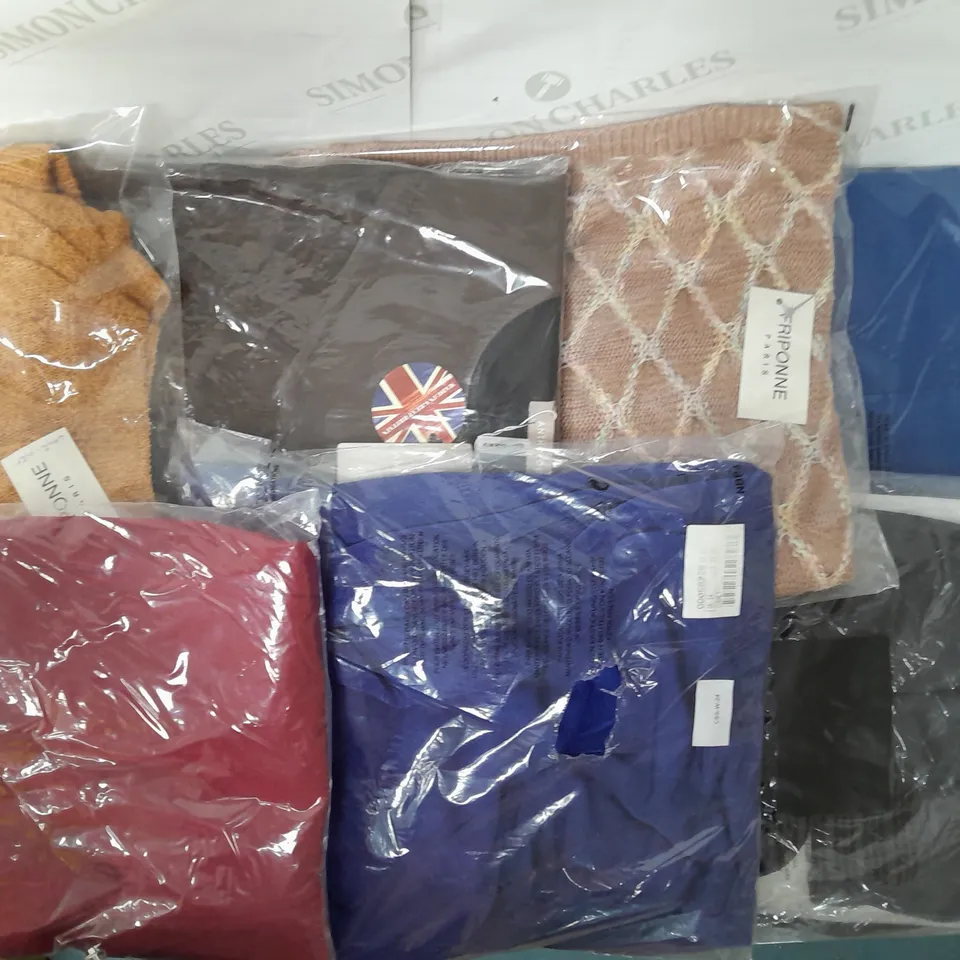 LOT OF APPROX 16 CLOTHING ITEMS IN VARIOUS STYLES, COLOURS AND SIZES 