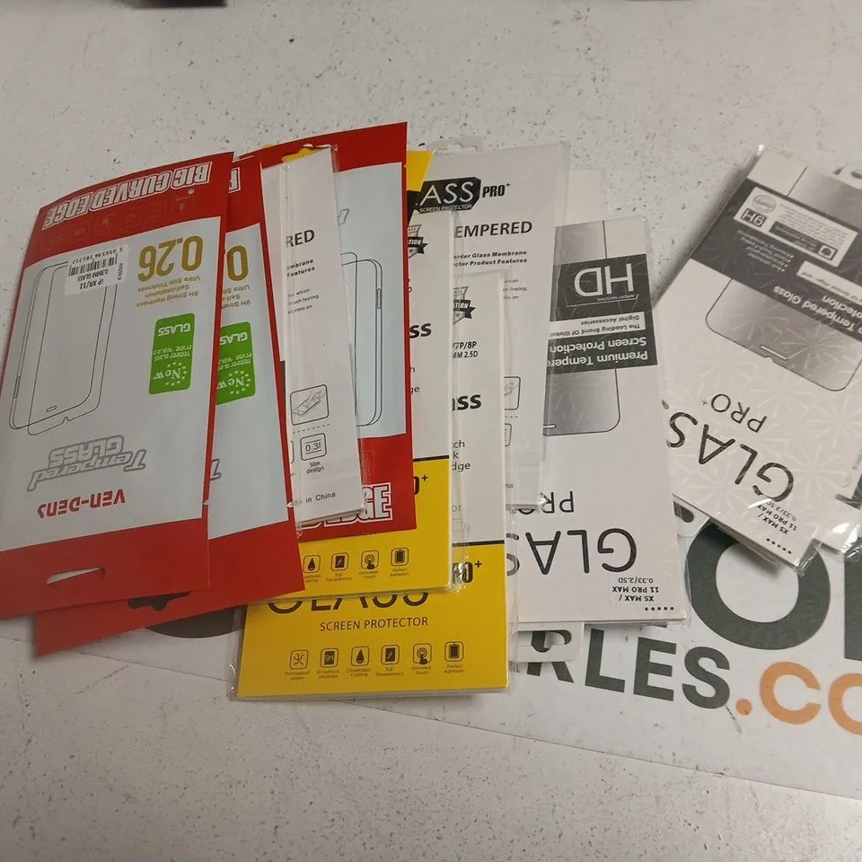 TOTE OF APPROXIMATELY 15 ASSORTED TECH ITEMS TO INCLUDE: ASSORTED SCREEN PROTECTORS 