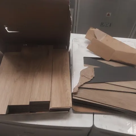 PALLET CONTAINING A LARGE QUANTITY OF LUXURY VINYL TILES