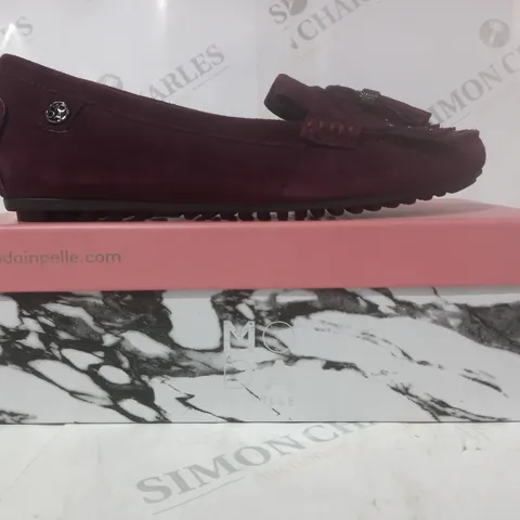 BOXED PAIR OF MODA IN PELLE ETHELIA SUEDE SHOES IN BURGUNDY SIZE 6