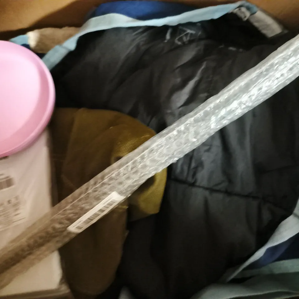 BOX OF APPROXIMATELY 20 ASSORTED HOUSEHOLD ITEMS TO INCLUDE NON-SLIP MATS, ETC - COLLECTION ONLY