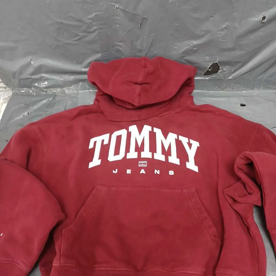 TOMMY HILFIGER VARSITY LOGO CROPPED HOODIE - RED - SMALL 