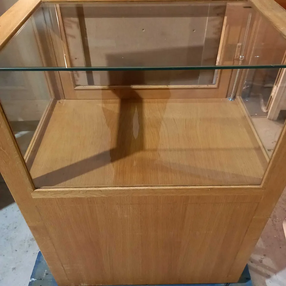 GLASS DISPLAY CABINET 