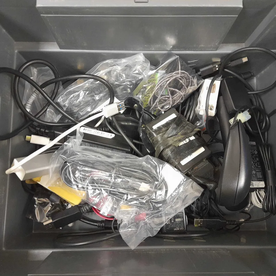 LOT OF APPROX 15 ASSORTED ITEMS TO INCLUDE