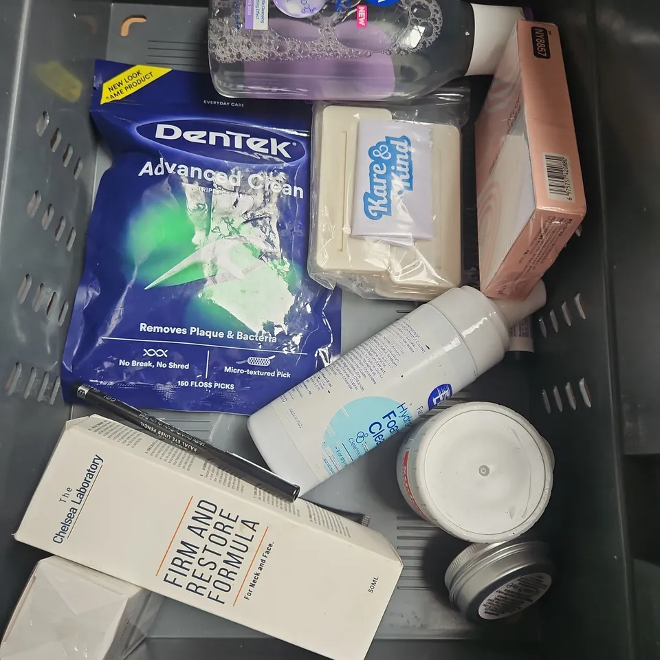APPROXIMATELY 20 ASSORTED HEALTH & BEAUTY PRODUCTS TO INCLUDE - ARRAN BODY LOTION - DR SQUATCH CALL OF DUTY SOAP BAR - NISH MAN HAIR STLING WAX - ETC
