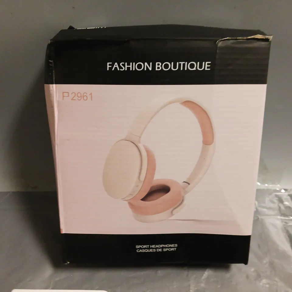 LOT OF ASSORTED AUDIO ITEMS TO INCLUDE AIRPODS CASE AND M19 TRUE WIRELESS HEADSET