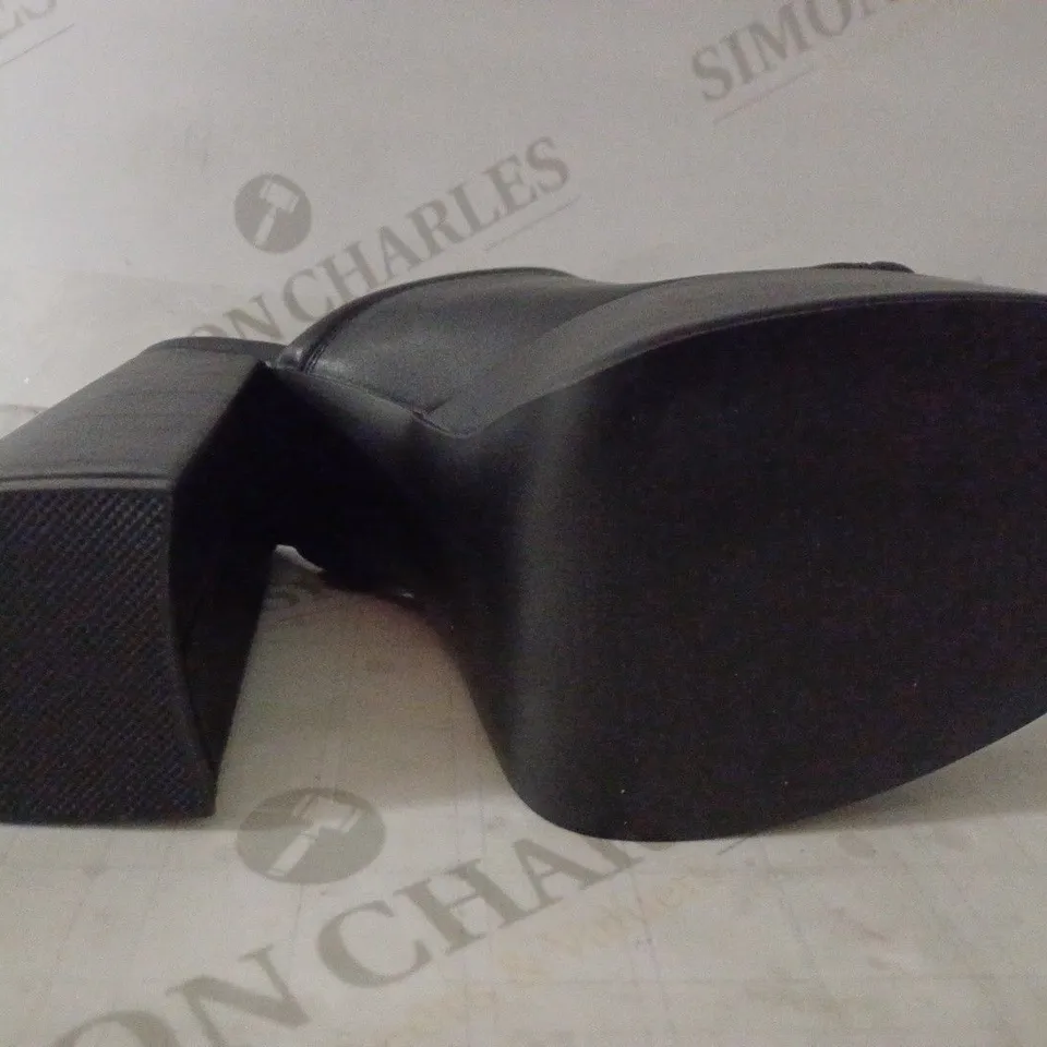 BOXED PAIR OF KOI WOMEN'S BALSA BLACK HEELED MULES SIZE 6