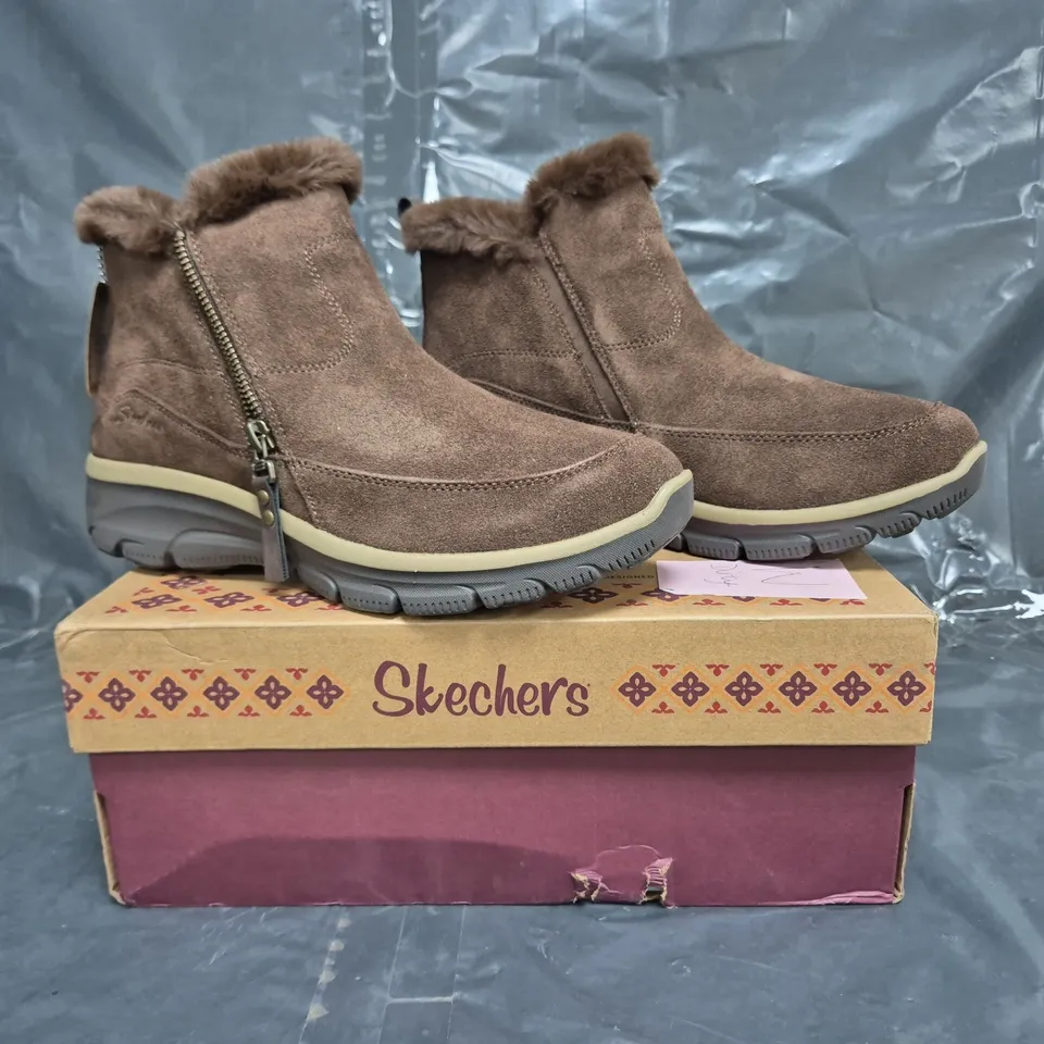 BOXED PAIR OF SKECHERS SHOES IN CHOCOLATE SIZE 6.5