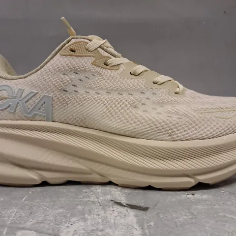 BOXED PAIR OF HOKA MEN'S CLIFTON 9 SHOES IN SAND UK SIZE 6.5