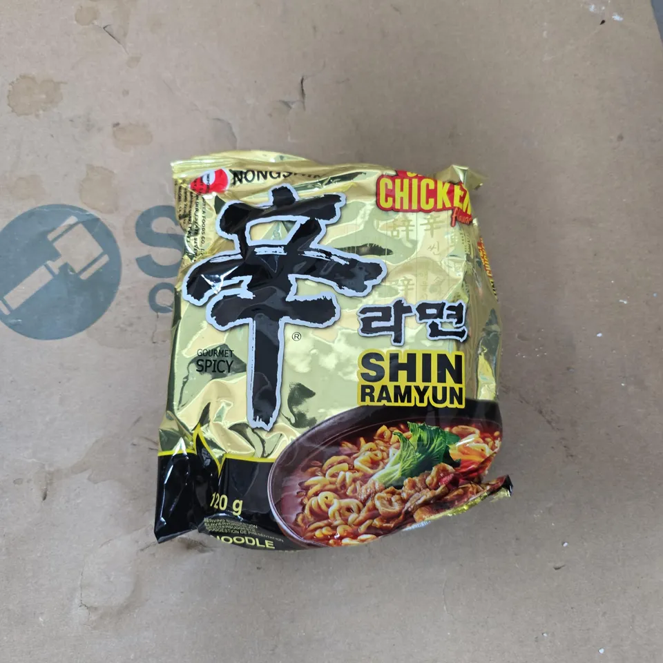 TOTE OF APPROXIMATELY 8 ASSORTED FOOD AND DRINK ITEMS TO INCLUDE: SHIN RAYMUN 