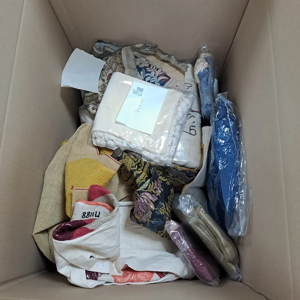 BOX OF APPROXIMATELY 20 ASSORTED HOME FABRICS TO INCLUDE CUSHION COVERS, CROSS STITCH PATTERNS AND BLANKETS