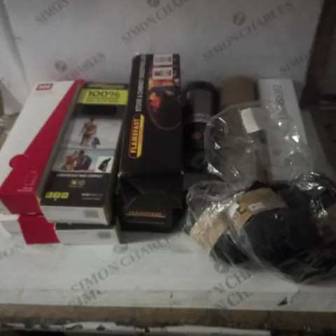 GROUP OF APPROX 10 ASSORTED ITEMS TO INCLUDE FLAT BAGS, DRINKS BOTTLES, WOOL ETC