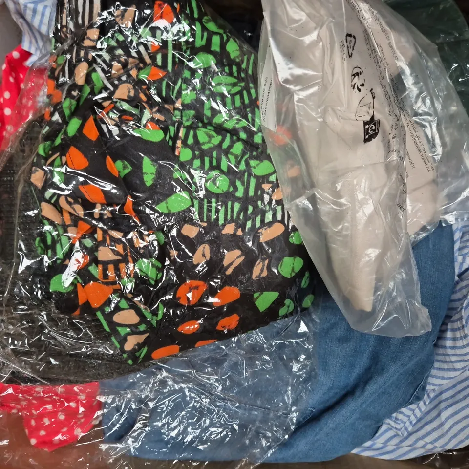 APPROXIMATELY 25 ASSORTED CLOTHING AND FASHION PRODUCTS IN VARIOUS STYLES AND SIZES - COLLECTION ONLY