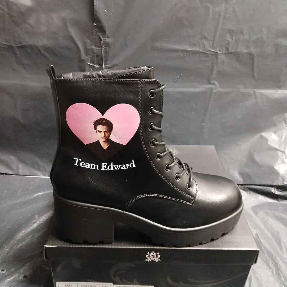 BOXED PAIR OF KOI TEAM EDWARD MILITARY BOOTS - UK SIZE 10