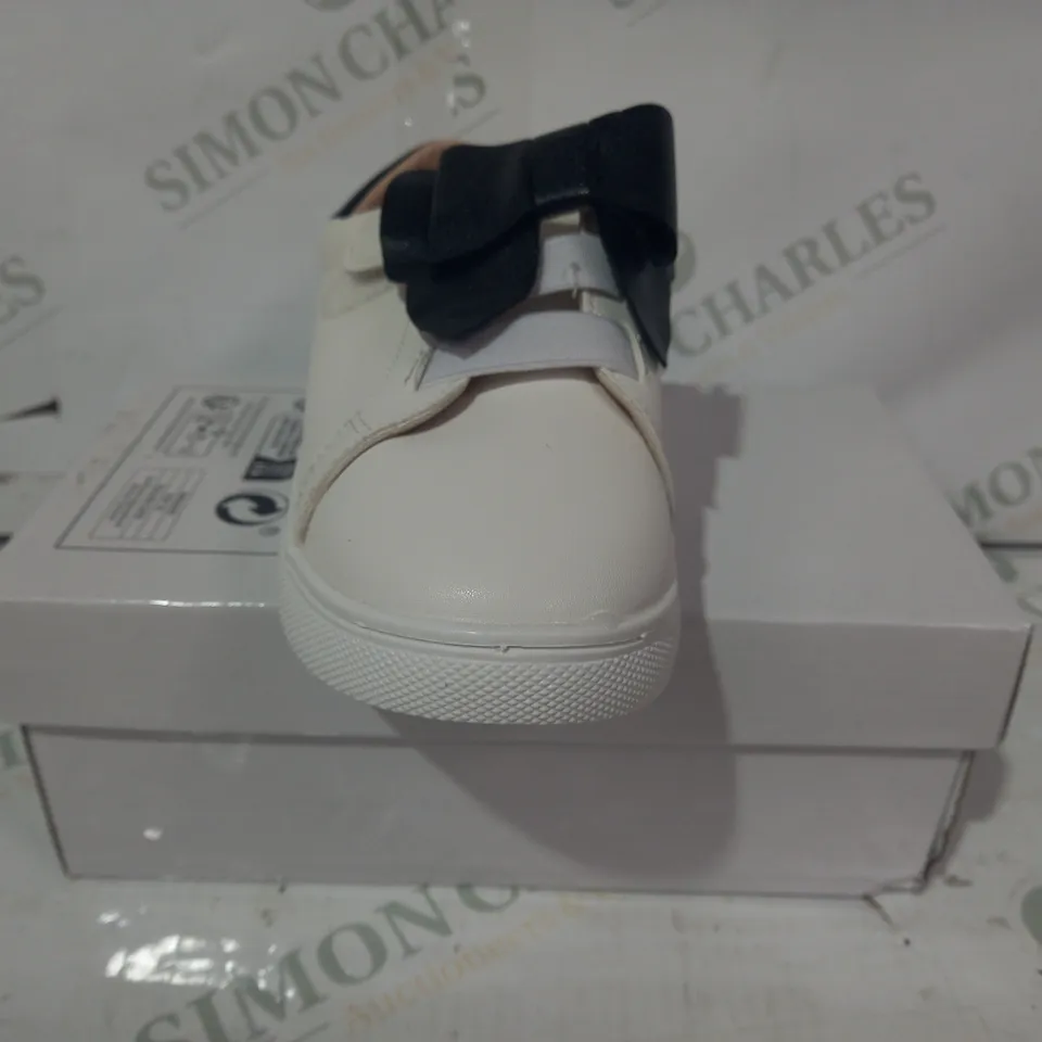 PAIR OF DESIGNER KIDS SHOES IN WHITE W. BLACK BOW EU SIZE 30