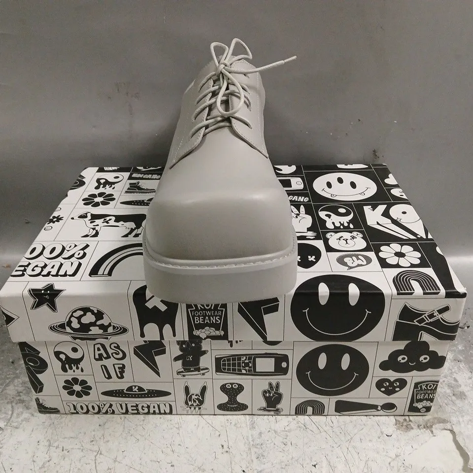 BOXED PAIR OF KOI 400% OVERSIZED MEN'S DERBY SHOES IN GREY SIZE UK 11