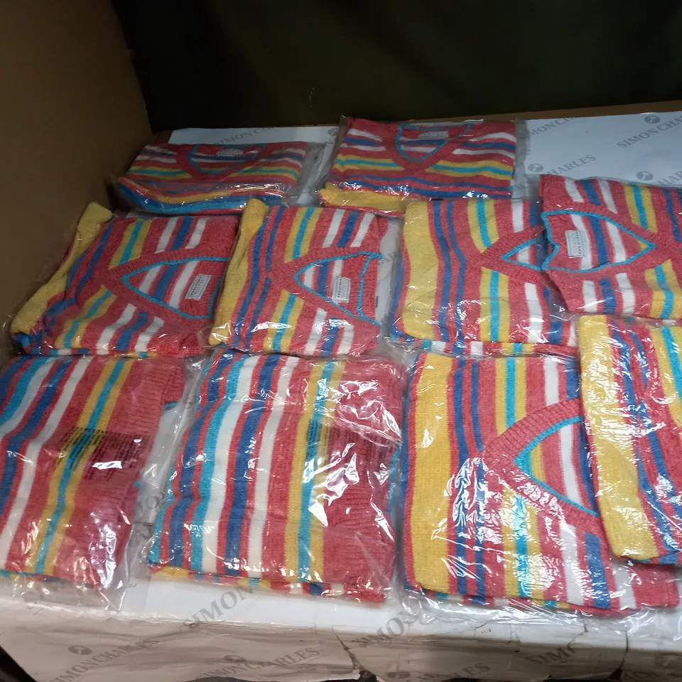 LOT OF APPROX 10 ASSORTED CLOTHING ITEMS IN VARIOUS SIZES