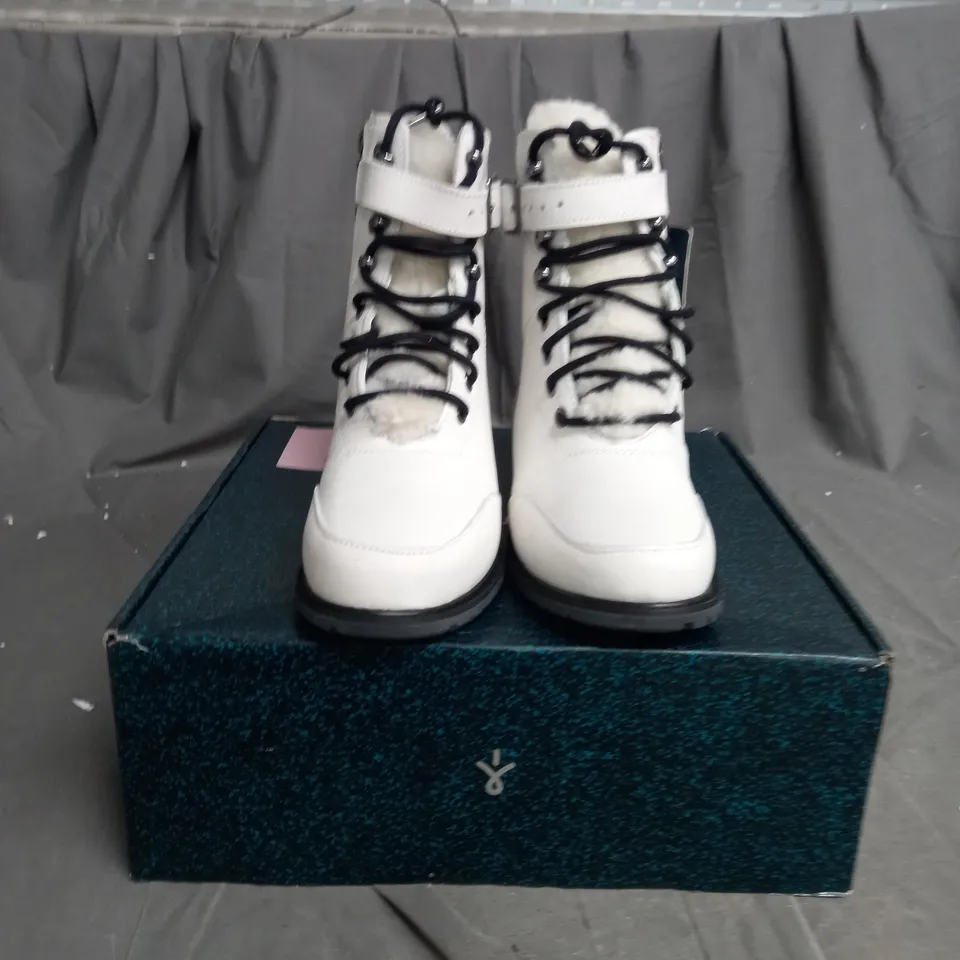 EMU AUSTRALIA WALDRON LEATHER - COCONUT SIZE 5 - BOXED 