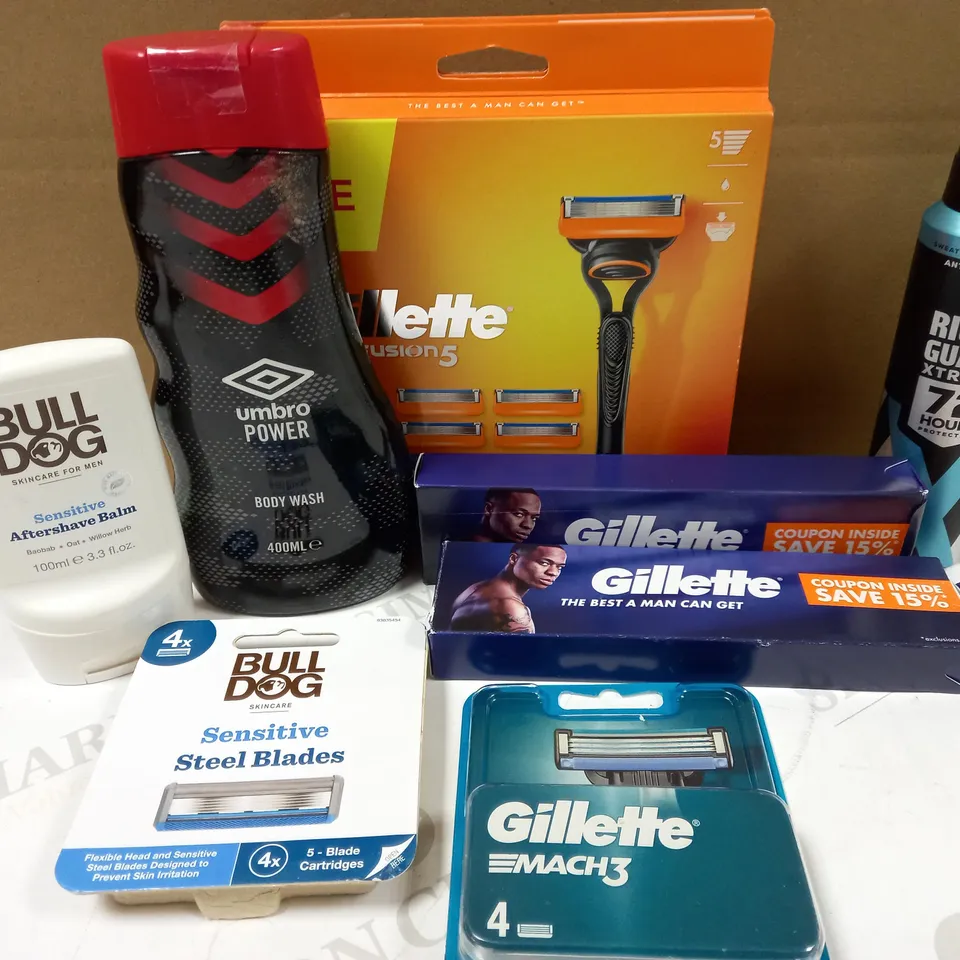 BOX OF APPROX 8 MALE GROOMING ITEMS TO INCLUDE GILETTE FUSION5 RAZOR SET, BULL DOG AFTERSHAVE BALM AND GILLETTE MACH3 BLADES