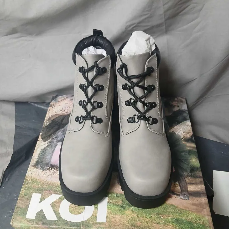 KOI NOVUS KOI CHUNKY LACE UP BOOTS – GREY, UK 7