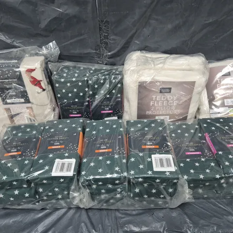 BOX OF APPROXIMATELY 12 ASSORTED BEDDING & SOFT FABRICS ITEMS TO INCLUDE DUVET SET - TEDDY FLEECE PILLOW PROTECTORS - 2 PILLOWCASES ETC. 
