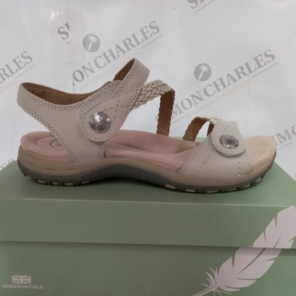 BOXED FREE SPIRIT MALIBU HIGH FLAT SANDLAS WITH OPEN TOE - SIZE 7